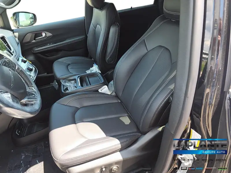 2027 Chrysler Pacifica Select AWD, černá, 10 km, dovoz Kanada — foto 9 z 12