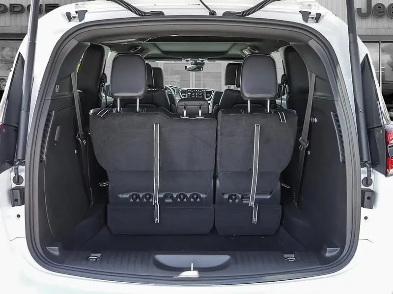 2027 Chrysler Pacifica Select, bílá, dovoz Kanada — foto 7 z 12