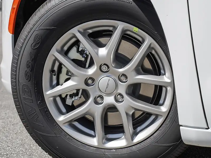 2027 Chrysler Pacifica Select, bílá, dovoz Kanada — foto 8 z 12