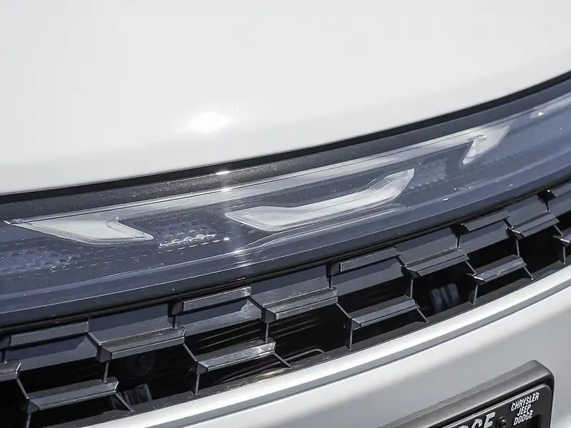 2027 Chrysler Pacifica Select, bílá, dovoz Kanada — foto 9 z 12