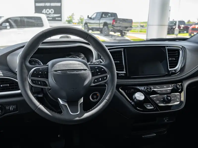 2027 Chrysler Pacifica Select, bílá, dovoz Kanada — foto 3 z 12