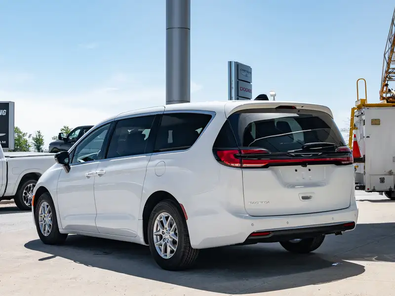 2027 Chrysler Pacifica Select, bílá, dovoz Kanada — foto 6 z 12
