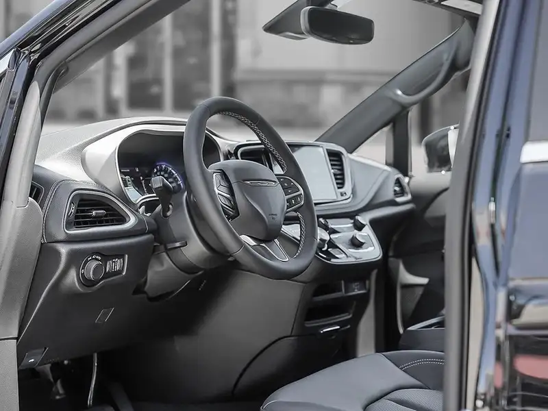 2027 Chrysler Pacifica Select, černá, dovoz Kanada — foto 12 z 12