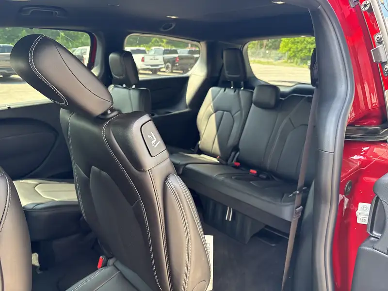 2027 Chrysler Pacifica Select, červená, 22 km, dovoz Kanada — foto 11 z 12