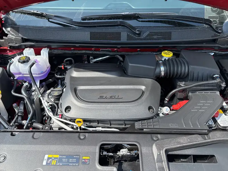 2027 Chrysler Pacifica Select, červená, 22 km, dovoz Kanada — foto 9 z 12