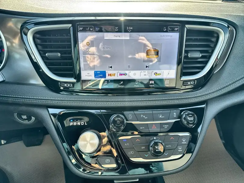 2026 Chrysler Pacifica Select, červená, 36 km, dovoz Kanada — foto 11 z 12