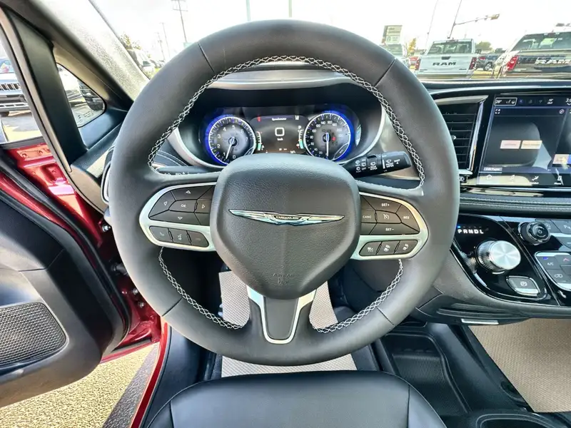 2026 Chrysler Pacifica Select, červená, 36 km, dovoz Kanada — foto 9 z 12