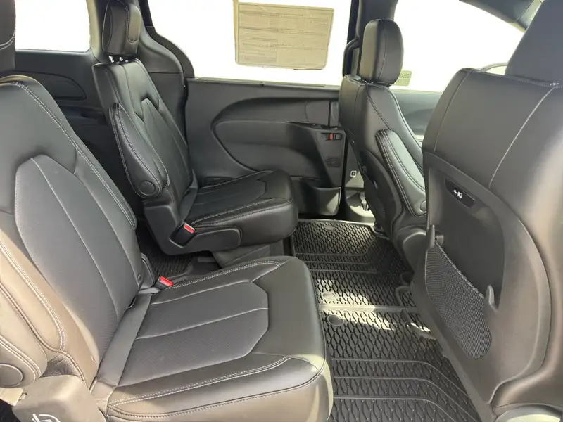 2027 Chrysler Pacifica Select, černá, dovoz Kanada — foto 10 z 12