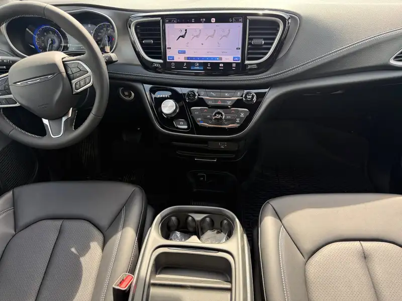2027 Chrysler Pacifica Select, černá, dovoz Kanada — foto 12 z 12