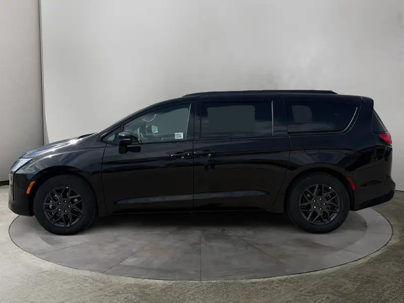 2027 Chrysler Pacifica Select, černá, dovoz Kanada — foto 2 z 12