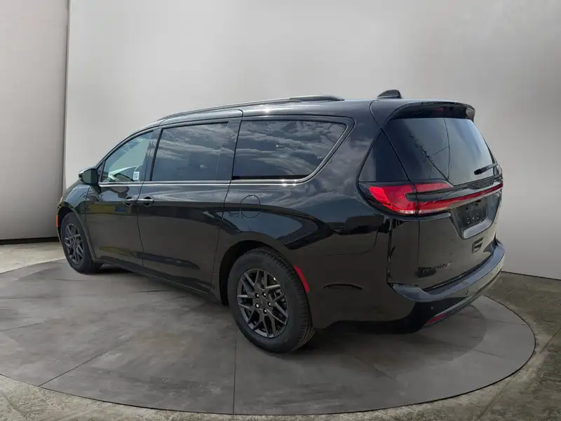 2027 Chrysler Pacifica Select, černá, dovoz Kanada — foto 3 z 12