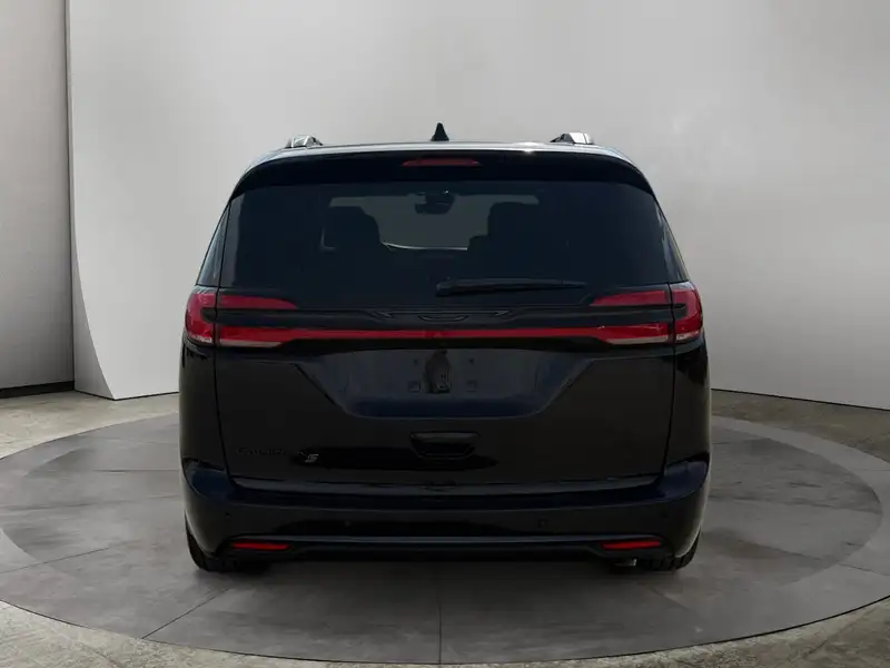 2027 Chrysler Pacifica Select, černá, dovoz Kanada — foto 4 z 12