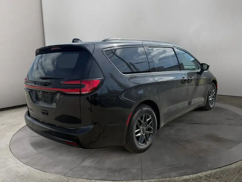2027 Chrysler Pacifica Select, černá, dovoz Kanada — foto 5 z 12