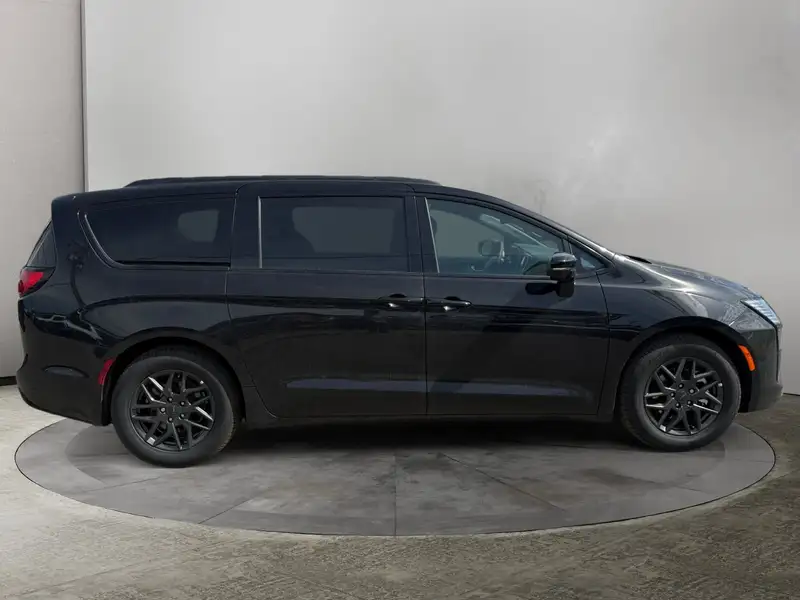2027 Chrysler Pacifica Select, černá, dovoz Kanada — foto 6 z 12