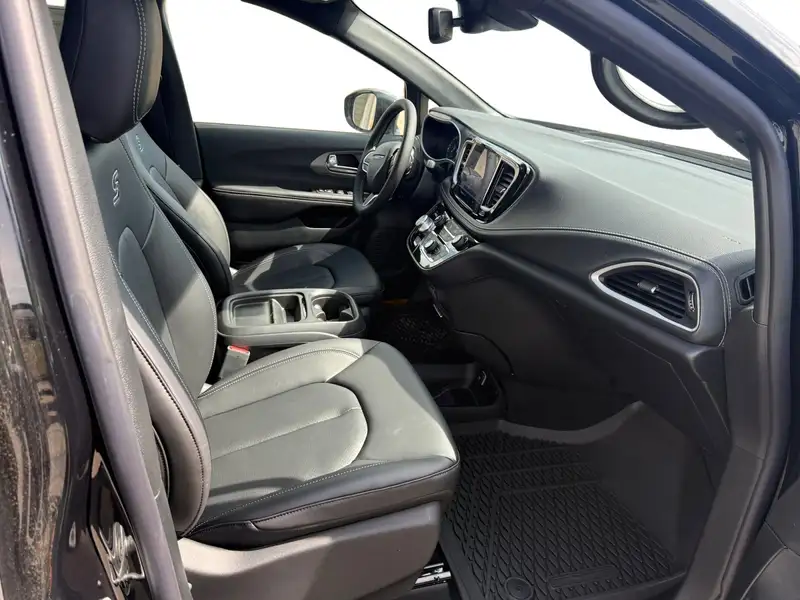 2027 Chrysler Pacifica Select, černá, dovoz Kanada — foto 9 z 12