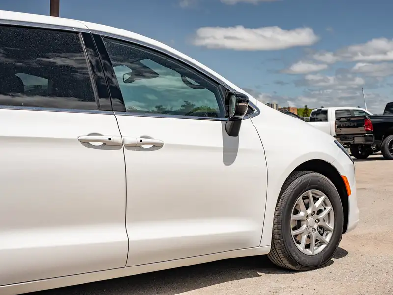 2027 Chrysler Pacifica Select, bílá, dovoz Kanada — foto 10 z 12