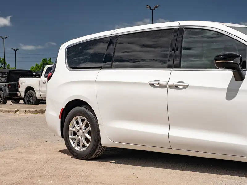2027 Chrysler Pacifica Select, bílá, dovoz Kanada — foto 11 z 12