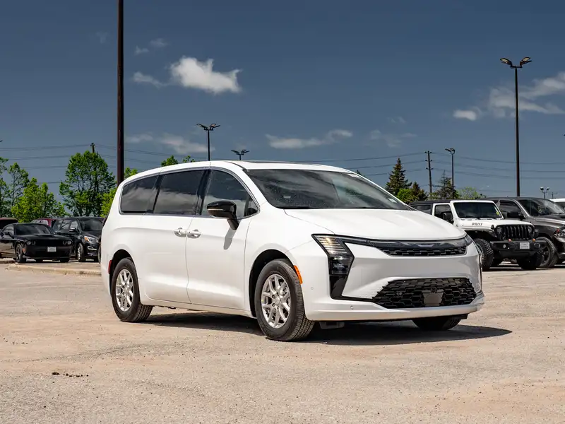 2027 Chrysler Pacifica Select, bílá, dovoz Kanada — foto 12 z 12