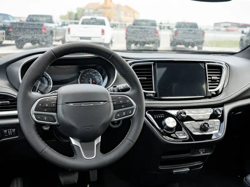 2027 Chrysler Pacifica Select, bílá, dovoz Kanada — foto 3 z 12