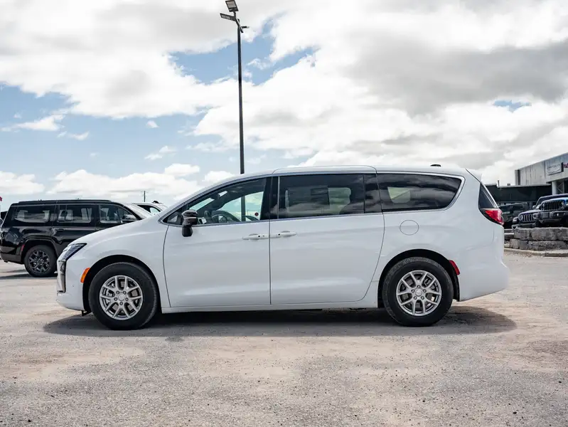 2027 Chrysler Pacifica Select, bílá, dovoz Kanada — foto 5 z 12