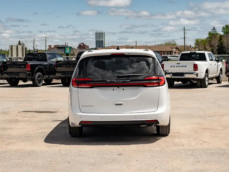 2027 Chrysler Pacifica Select, bílá, dovoz Kanada — foto 7 z 12