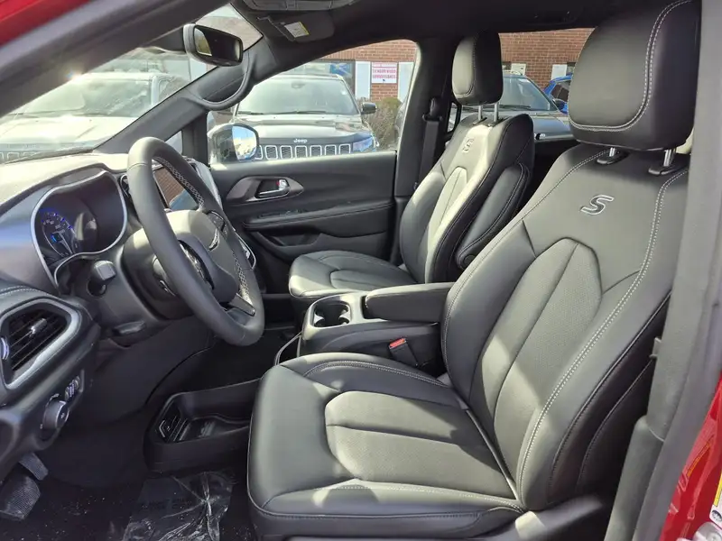 2026 Chrysler Pacifica SELECT, červená, 0 km, dovoz Kanada — foto 10 z 12