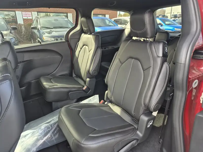 2026 Chrysler Pacifica SELECT, červená, 0 km, dovoz Kanada — foto 11 z 12