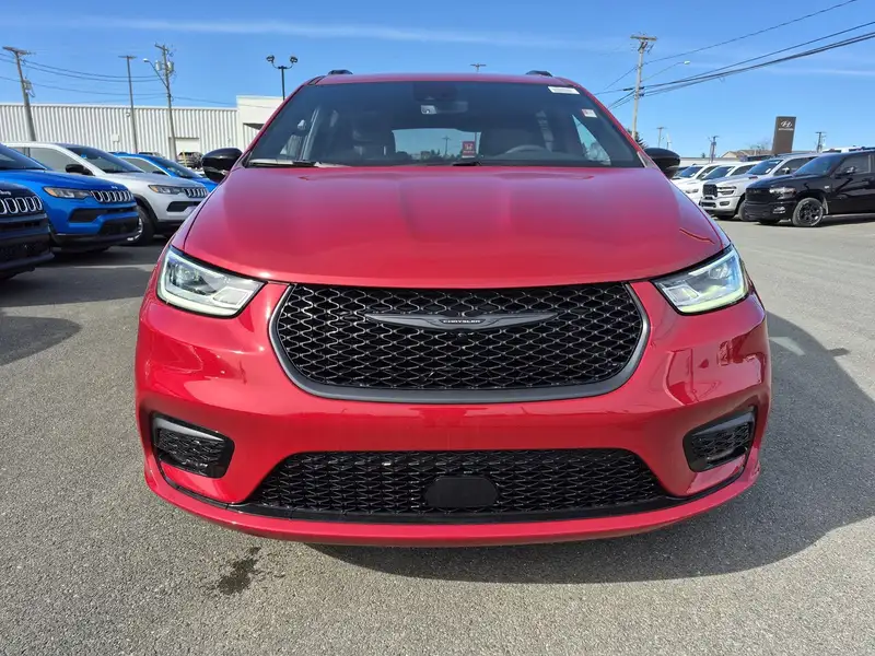 2026 Chrysler Pacifica SELECT, červená, 0 km, dovoz Kanada — foto 2 z 12