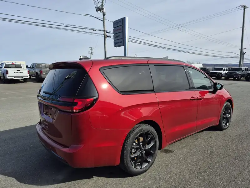 2026 Chrysler Pacifica SELECT, červená, 0 km, dovoz Kanada — foto 3 z 12
