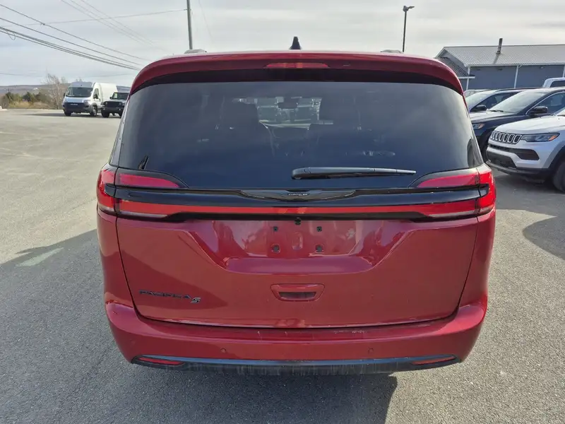 2026 Chrysler Pacifica SELECT, červená, 0 km, dovoz Kanada — foto 6 z 12