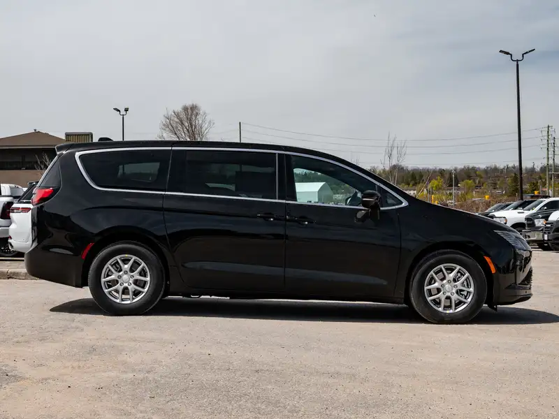 2027 Chrysler Pacifica Select, černá, dovoz Kanada — foto 11 z 12