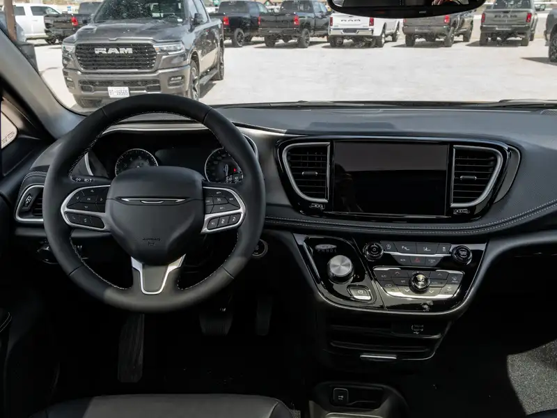 2027 Chrysler Pacifica Select, černá, dovoz Kanada — foto 3 z 12