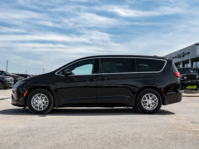 2027 Chrysler Pacifica Select, černá, dovoz Kanada — foto 5 z 12