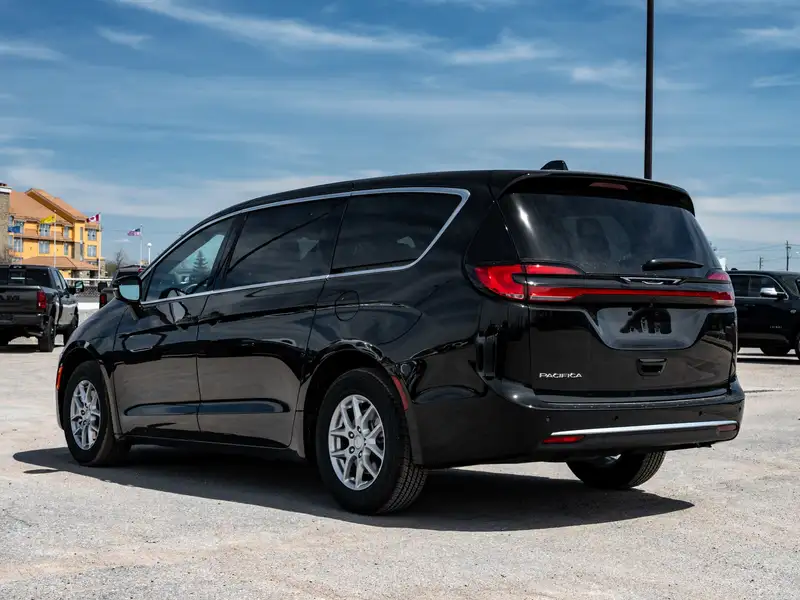 2027 Chrysler Pacifica Select, černá, dovoz Kanada — foto 6 z 12