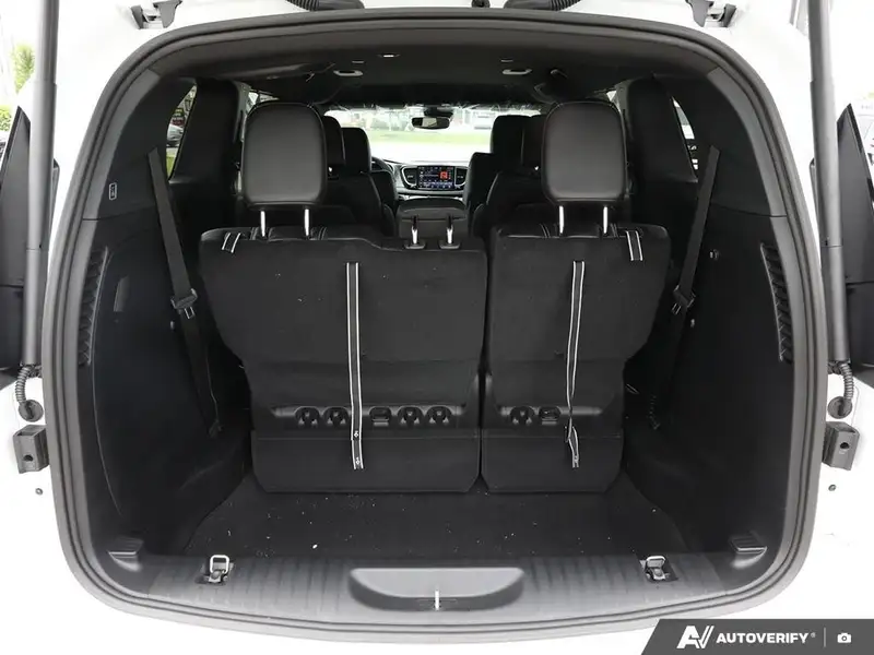 2027 Chrysler Pacifica Select, bílá, dovoz Kanada — foto 11 z 12