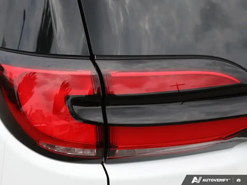 2027 Chrysler Pacifica Select, bílá, dovoz Kanada — foto 12 z 12