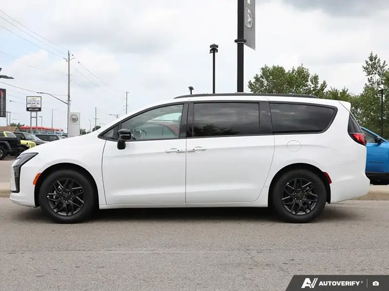 2027 Chrysler Pacifica Select, bílá, dovoz Kanada — foto 3 z 12