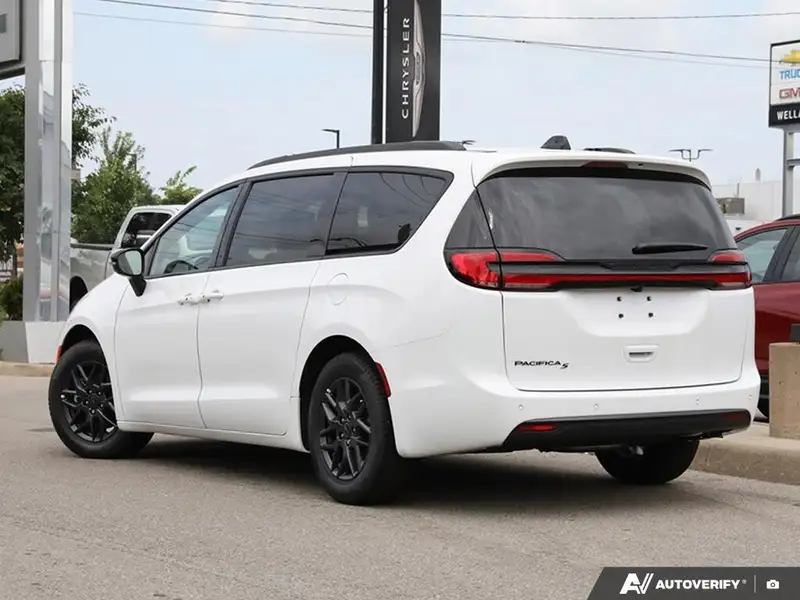 2027 Chrysler Pacifica Select, bílá, dovoz Kanada — foto 4 z 12
