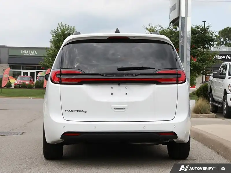 2027 Chrysler Pacifica Select, bílá, dovoz Kanada — foto 5 z 12