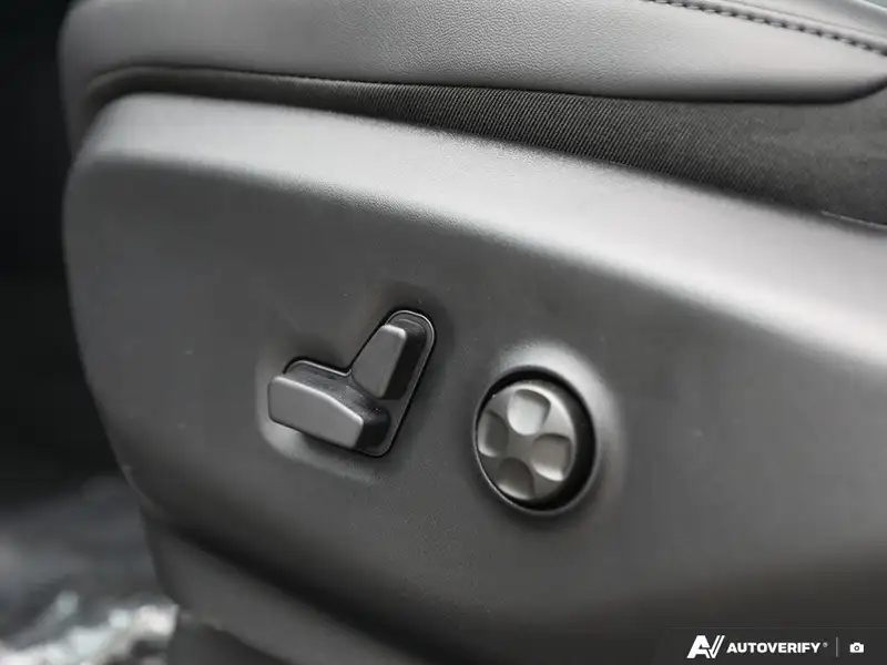 2027 Chrysler Pacifica Select, bílá, dovoz Kanada — foto 8 z 12