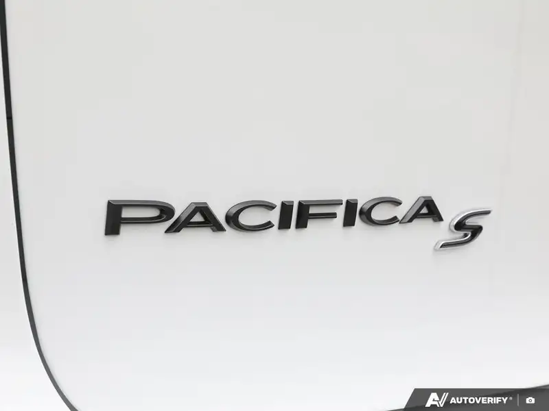 2027 Chrysler Pacifica Select, bílá, dovoz Kanada — foto 9 z 12