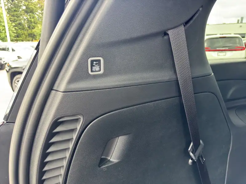 2027 Chrysler Pacifica, černá, dovoz Kanada — foto 10 z 12