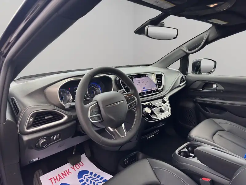 2027 Chrysler Pacifica, černá, dovoz Kanada — foto 11 z 12