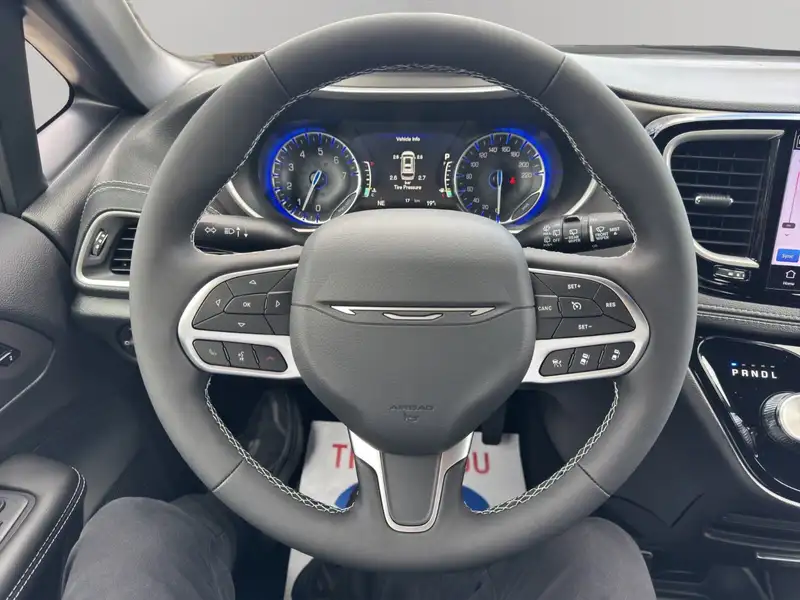 2027 Chrysler Pacifica, černá, dovoz Kanada — foto 12 z 12