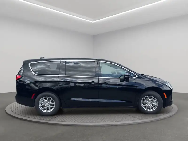 2027 Chrysler Pacifica, černá, dovoz Kanada — foto 3 z 12