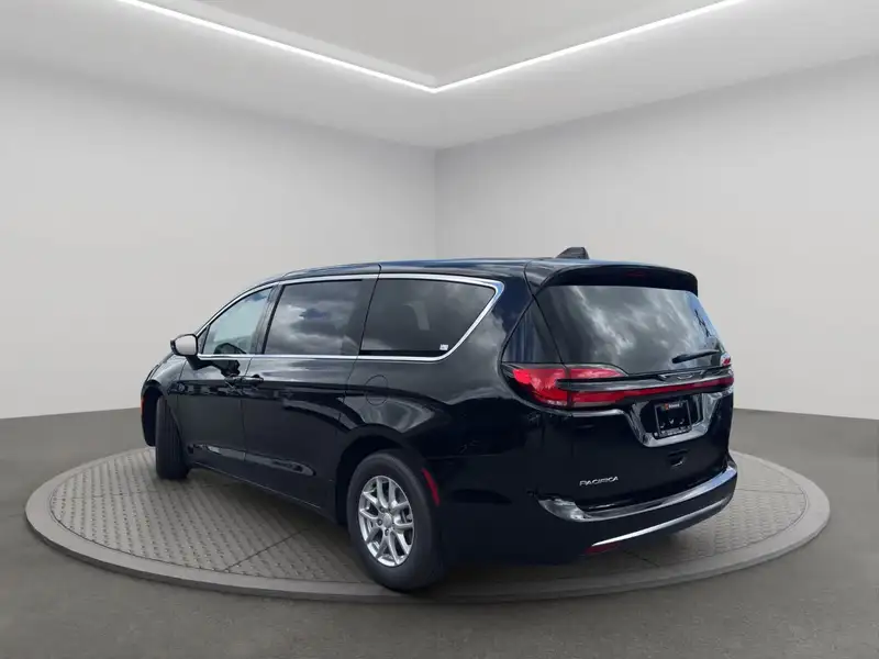 2027 Chrysler Pacifica, černá, dovoz Kanada — foto 4 z 12