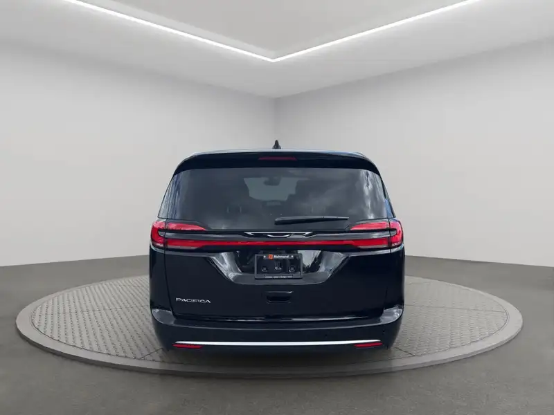 2027 Chrysler Pacifica, černá, dovoz Kanada — foto 5 z 12