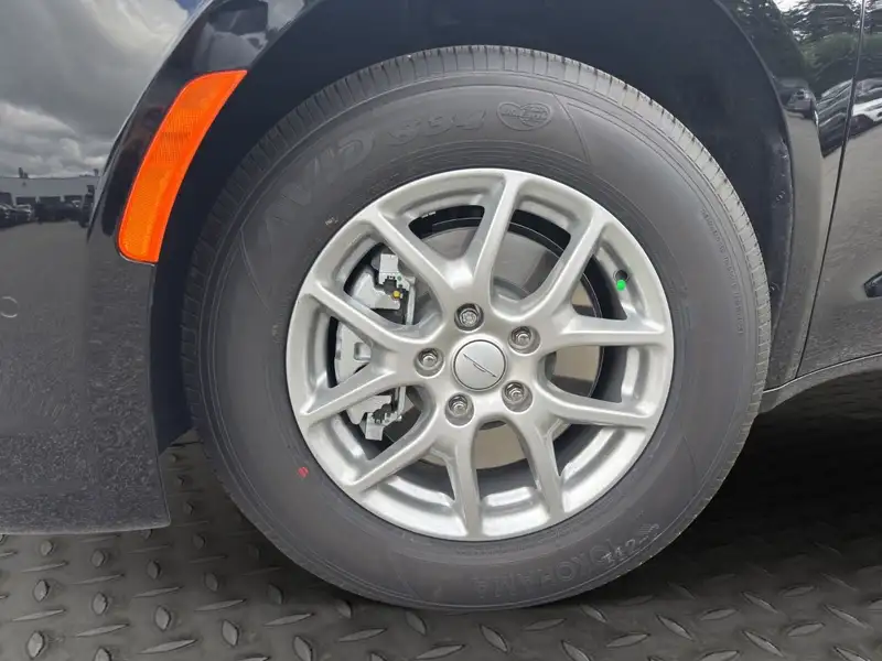 2027 Chrysler Pacifica, černá, dovoz Kanada — foto 6 z 12