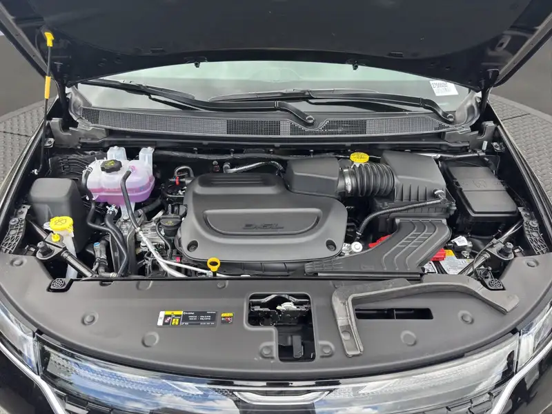 2027 Chrysler Pacifica, černá, dovoz Kanada — foto 7 z 12