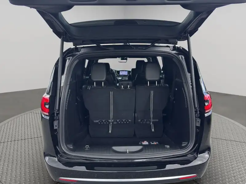 2027 Chrysler Pacifica, černá, dovoz Kanada — foto 8 z 12